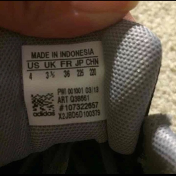 Boys size 4Y Adidas sneakers. - Picture 4 of 4